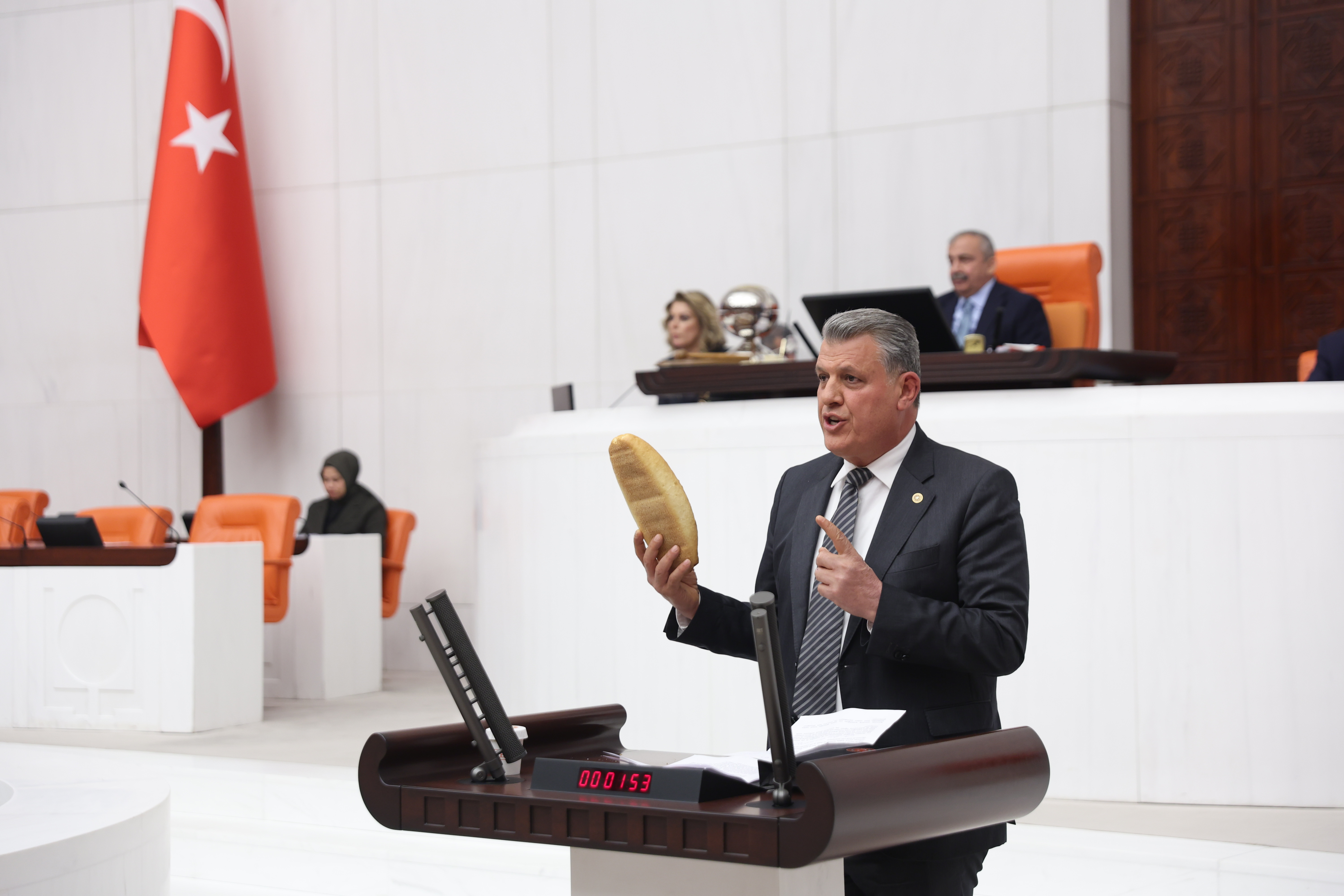 CHP'li Barut, Meclis Kürsüsüne Ekmekle Çıktı