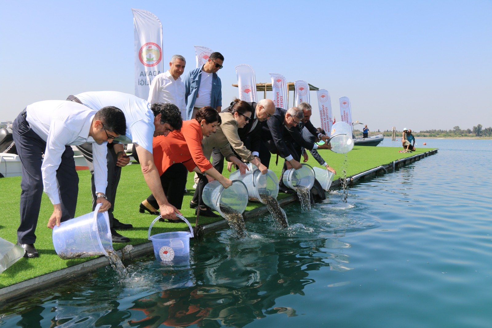 Sehyan Baraj Gölü'ne 400 bin sazan yavrusu bırakıldı