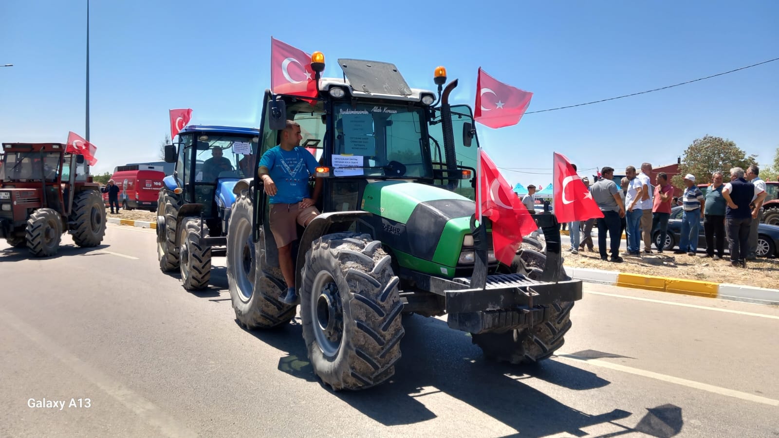 Bandırmalı domates üreticilerinden yol kapatma eylemi
