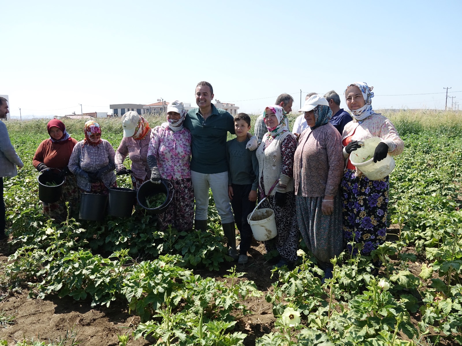 Çiftçiden aldıkları 10 ton bamyayı "sağlıklı cips" yapacaklar