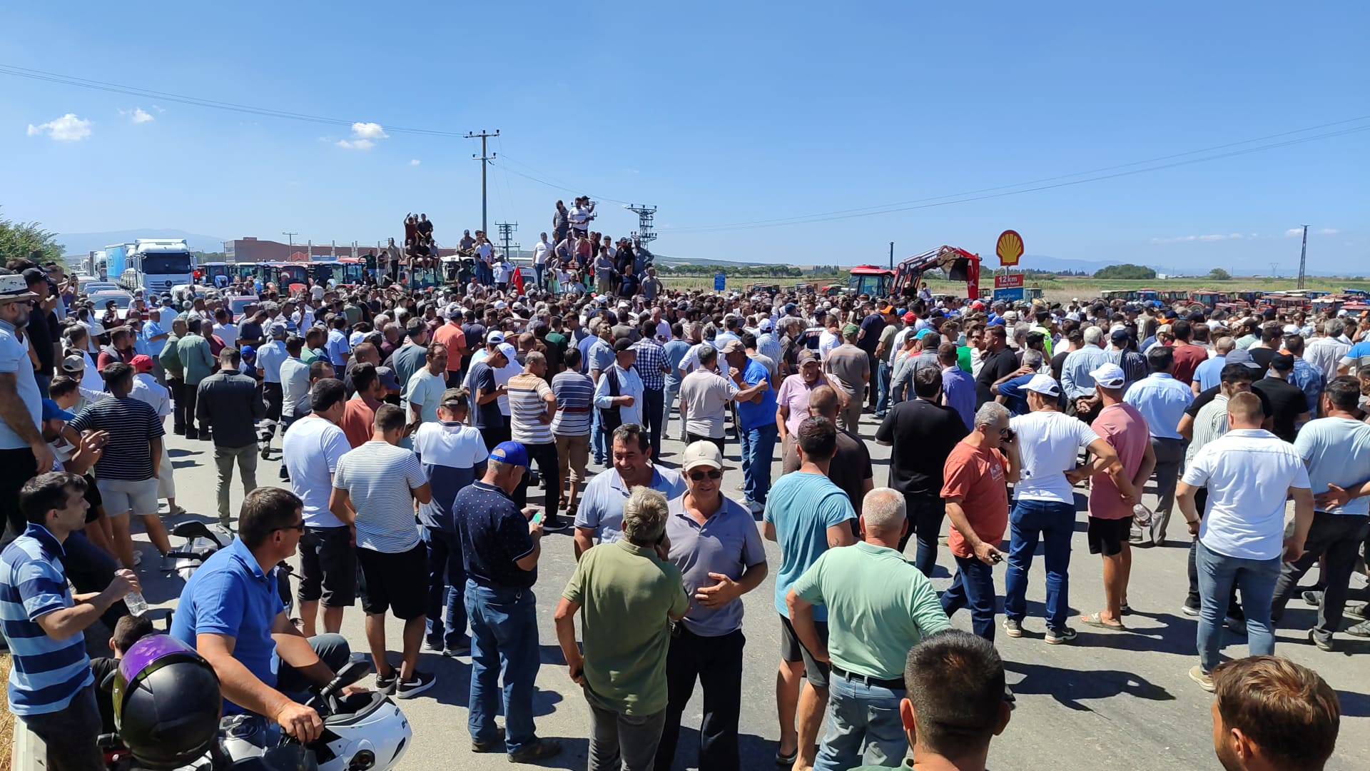 Bursa'da çiftçilerden yol kapatma eylemi