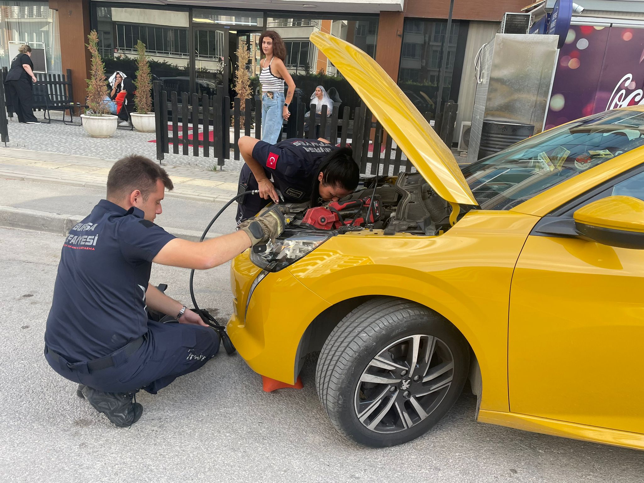 Otomobilin motor bölümüne giren kedi yavrusu kurtarıldı