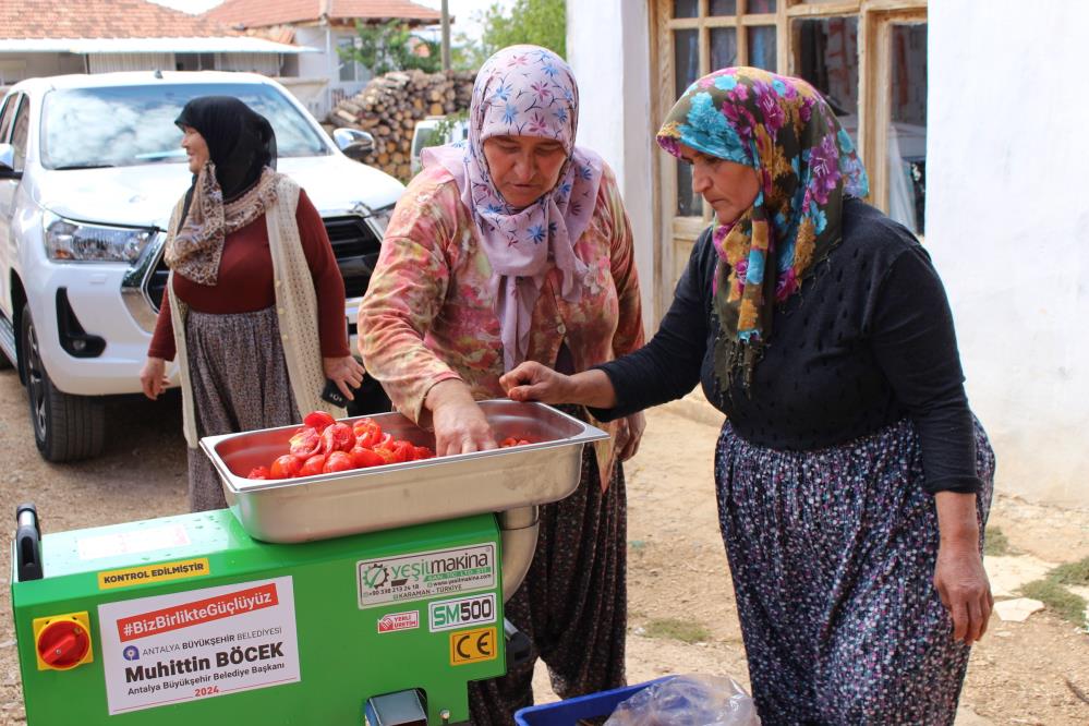 Antalya'da kadınlara salça makinesi desteği