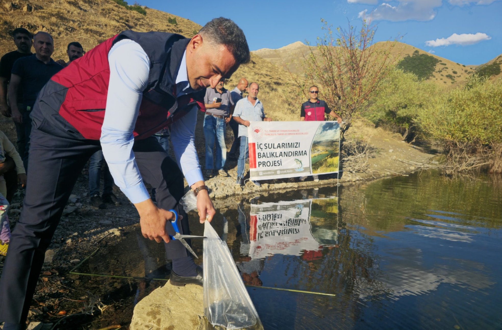 Tunceli'de 1 milyon 670 bin sazan yavrusu göletlere salındı