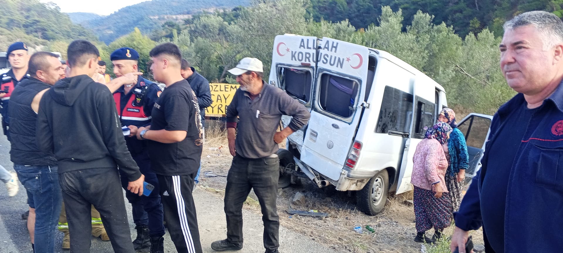 Balıkesir'de zeytin işçilerini taşıyan minibüse ticari araç çarptı