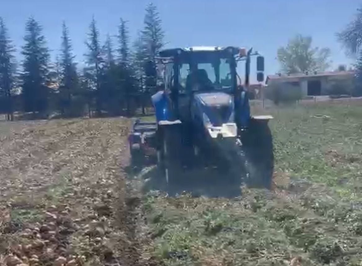 Tarlasından çalınan 2 milyon liralık traktörünü günlerdir arıyor