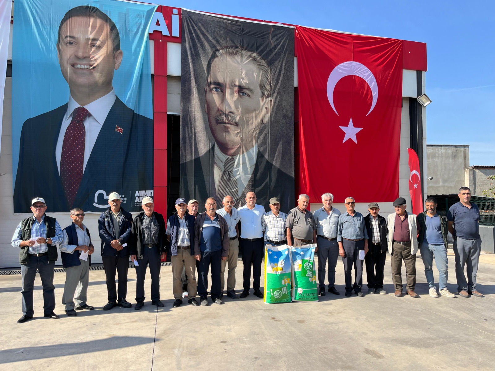 Manyas'ta 200 üreticiye süt otu tohumu dağıtıldı