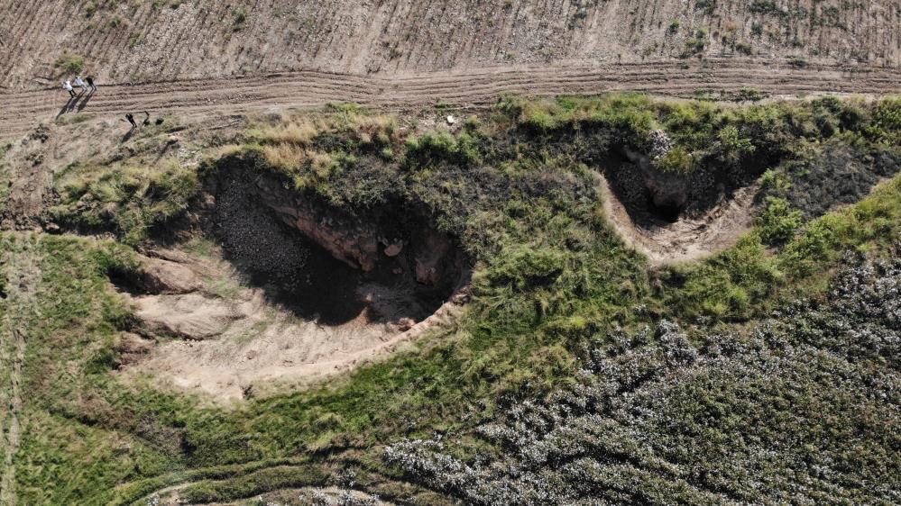 Harran Ovası'ndaki obruklar çiftçileri korkutuyor