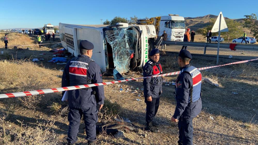 Kapadokya gezisine giden otobüs devrildi 6 kişi öldü