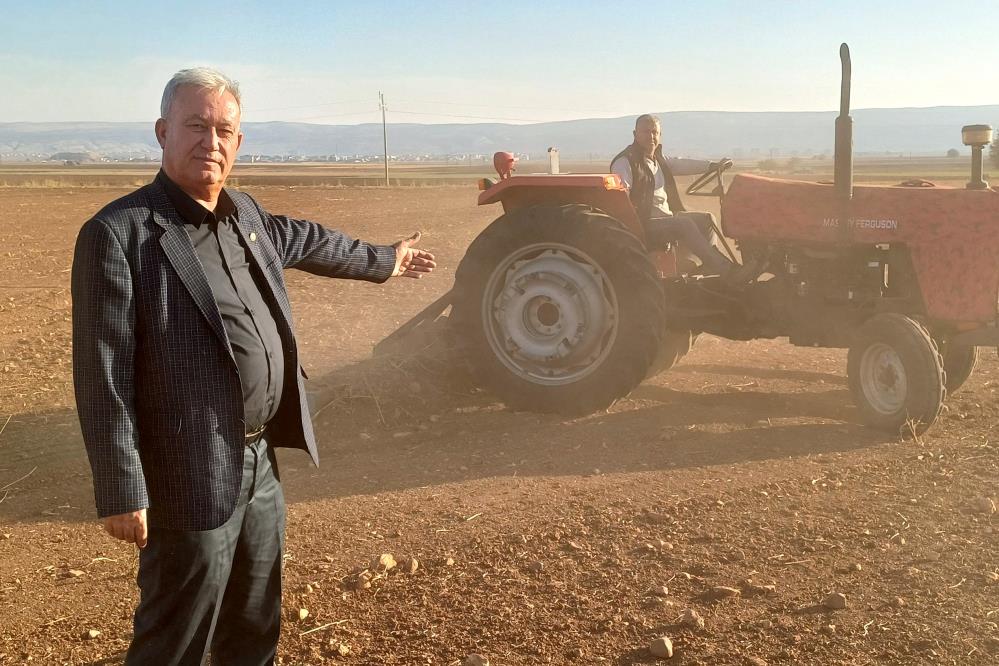 Mazotunu alan Arabanlı çiftçi tarlaya indi
