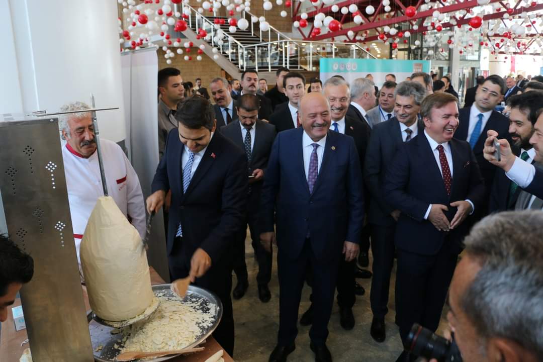 Erzincan'da tulum peyniri döneri ilgi gördü