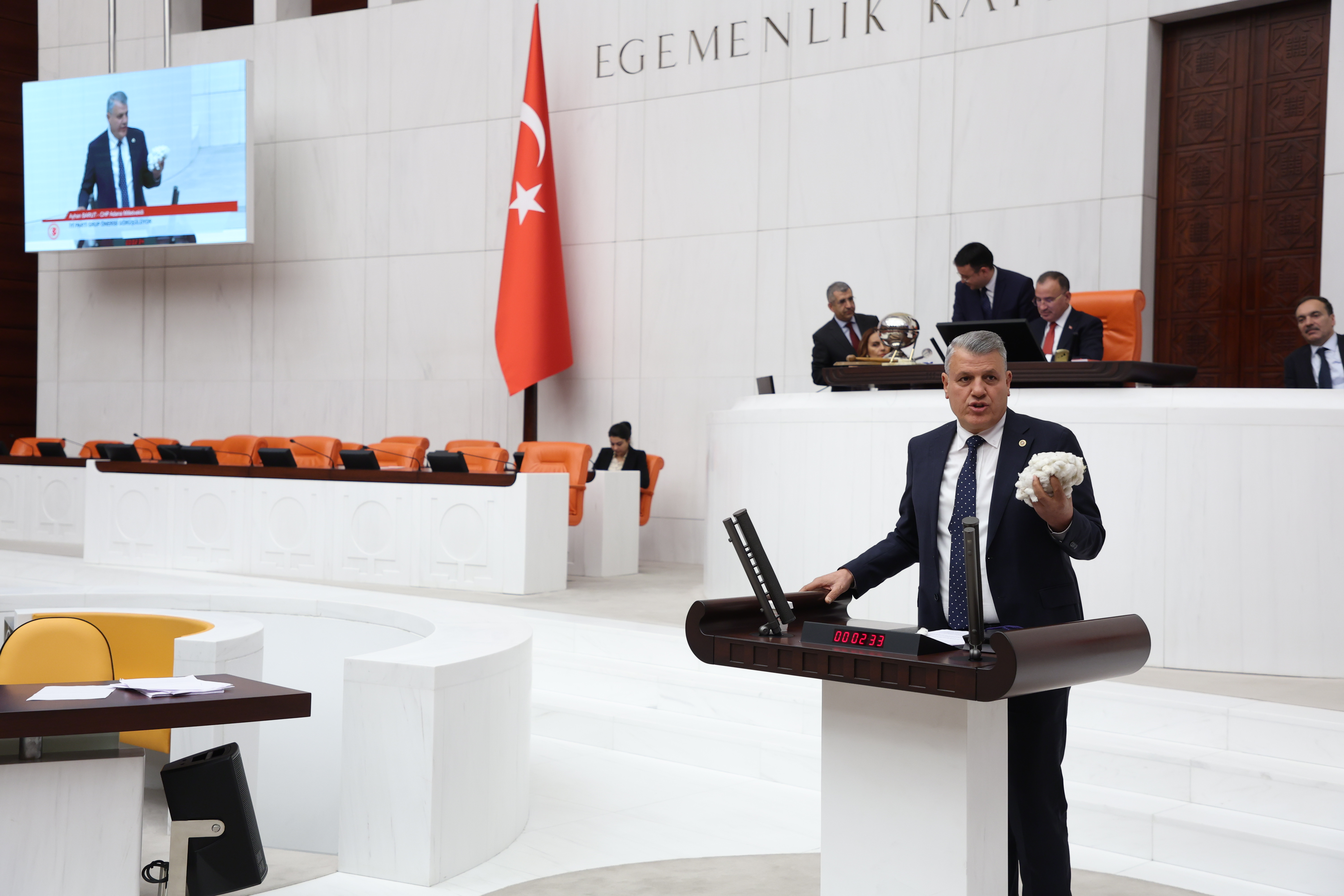 CHP'li Barut Meclis kürsüsüne pamukla çıkıp destek verilmesini istedi