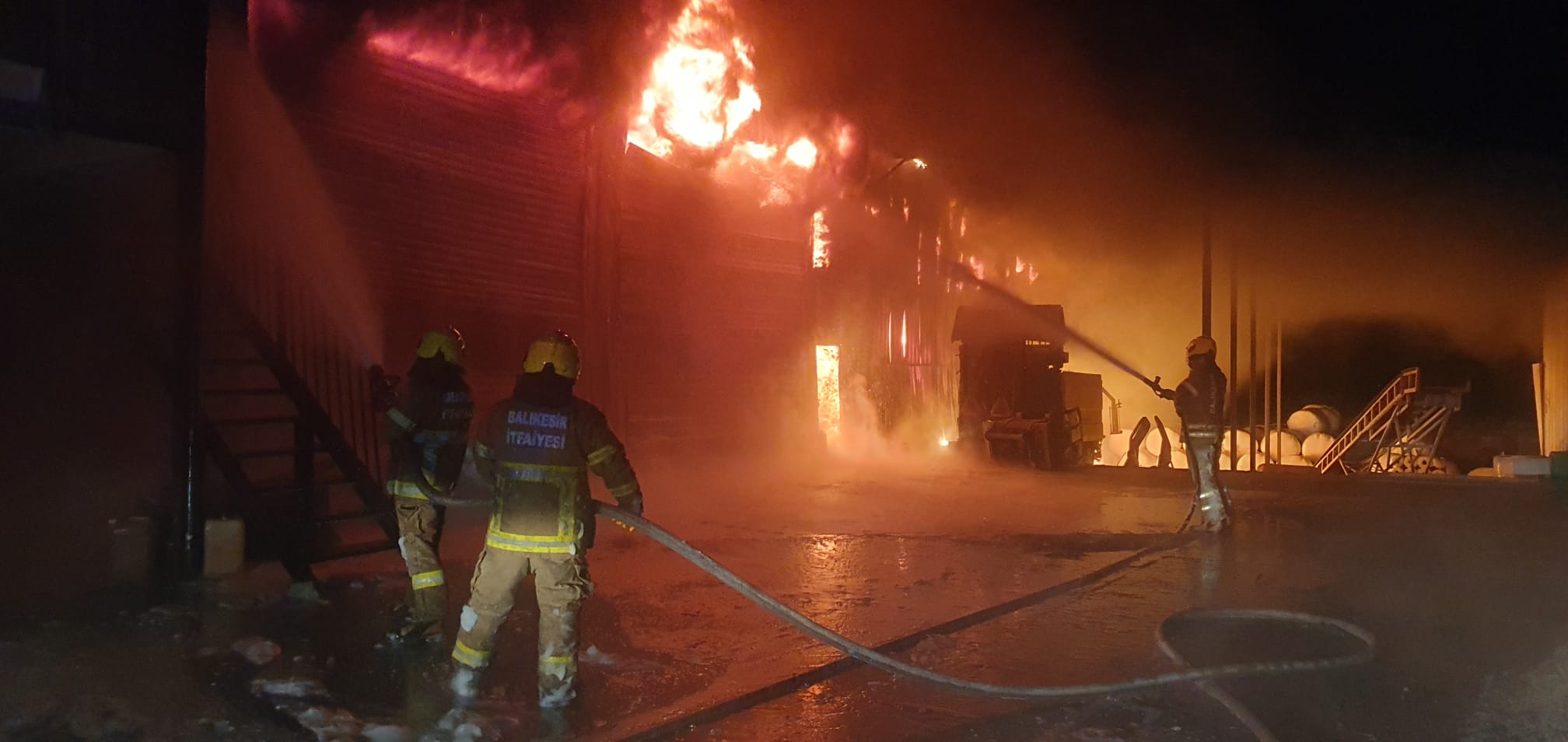 Balıkesir'de yem fabrikasındaki yangın kontrol altına alındı