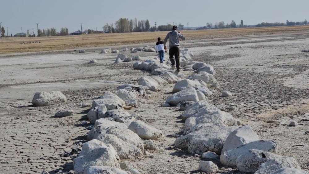 Doğa harikası kuş cenneti gölden geriye az su ve sessizlik kaldı