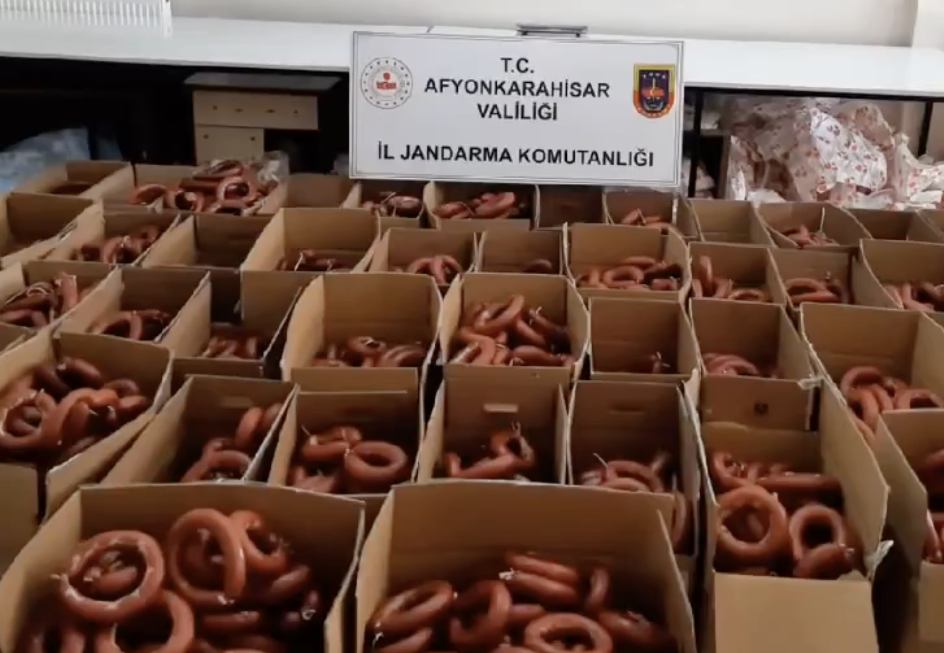 Afyonkarahisar'da bir tondan fazla sahte sucuk ele geçirildi