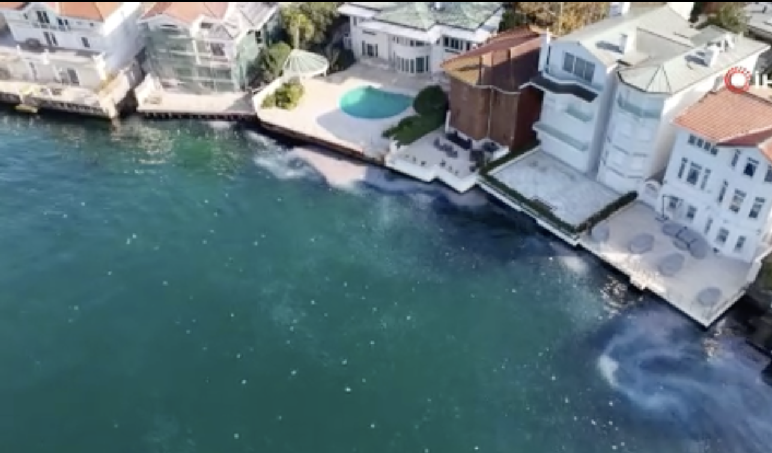 İstanbul Boğaz'ının tarihi yalılarının önü deniz anasıyla kaplandı