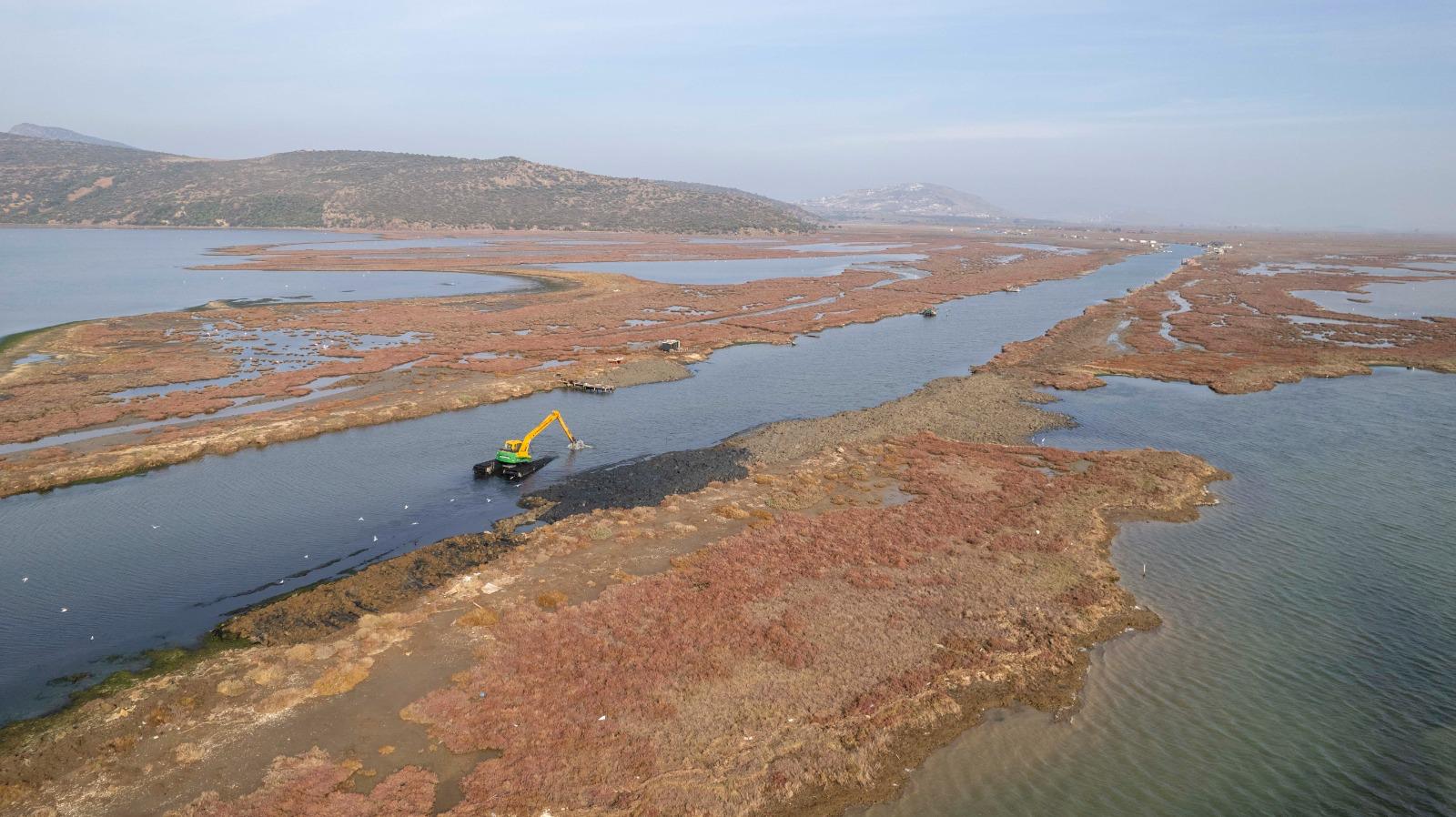 Gediz Nehri'nin denize döküldüğü noktalar da temizleniyor
