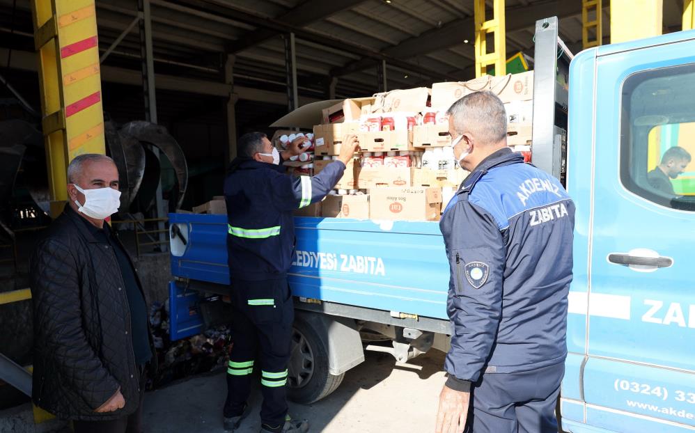 Mersin'de son tüketim tarihi geçmiş 4 bin 700 şişe ketçap ve mayonez yakalandı