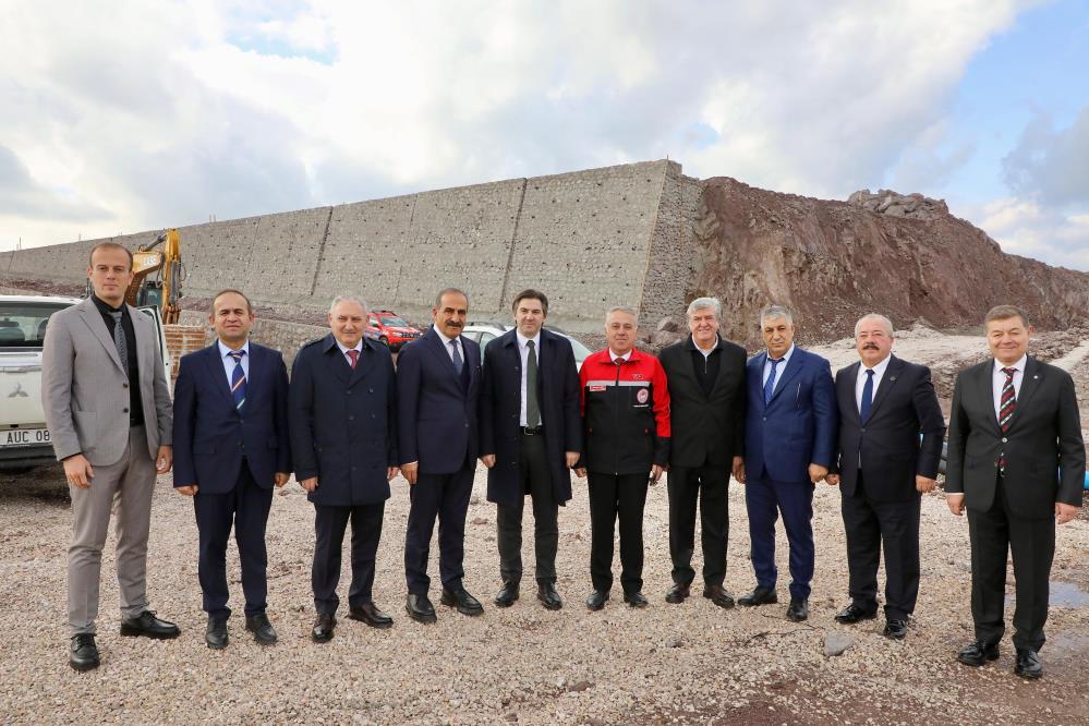 Dikili'de jeotermal ısıtmayla 3 milyon metrekarede 80 bin ton meyve sebze üretilecek