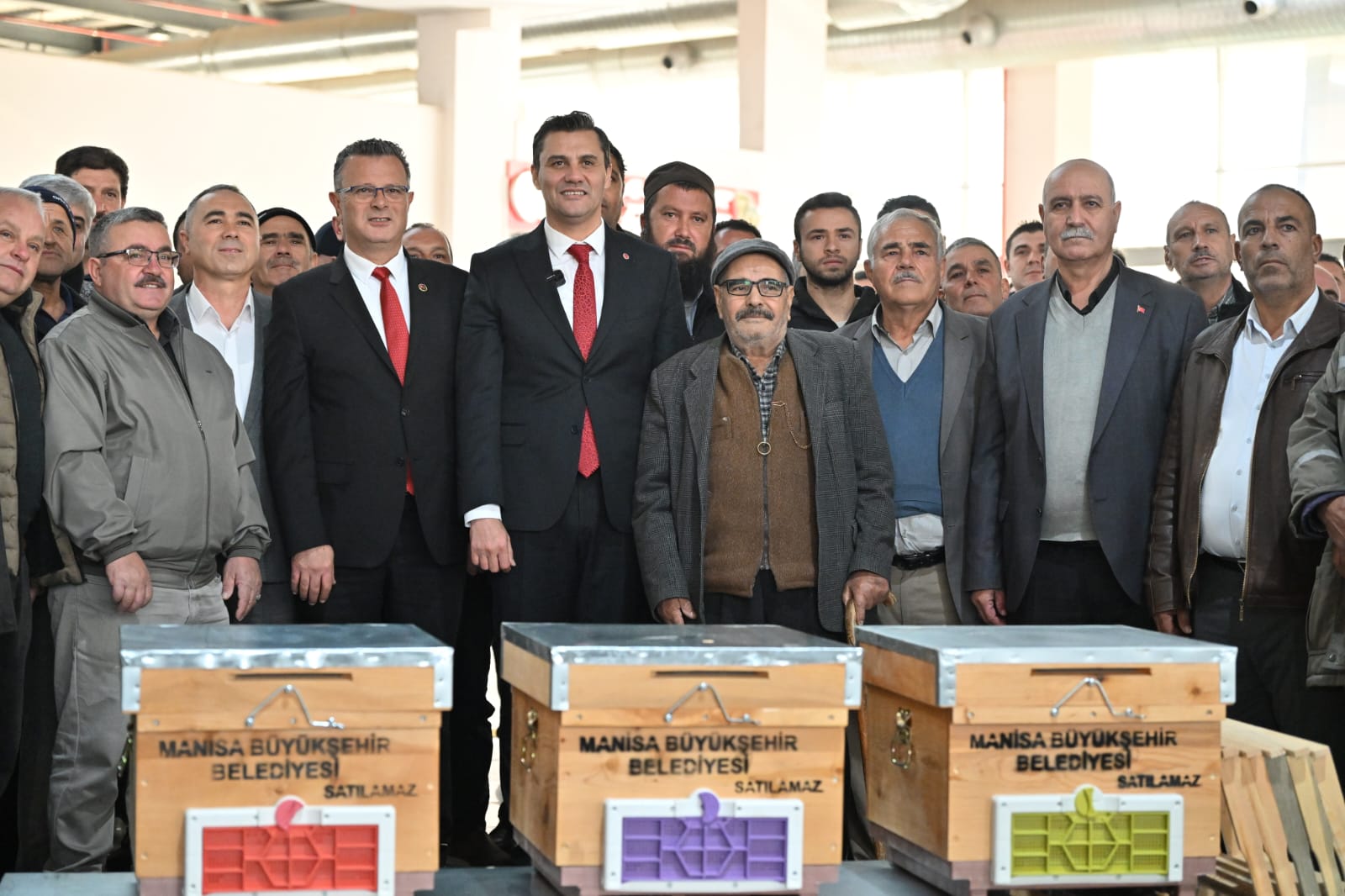 Manisa'da arıcılara kovan; besicilere buzağı gıda takviyesi dağıtıldı