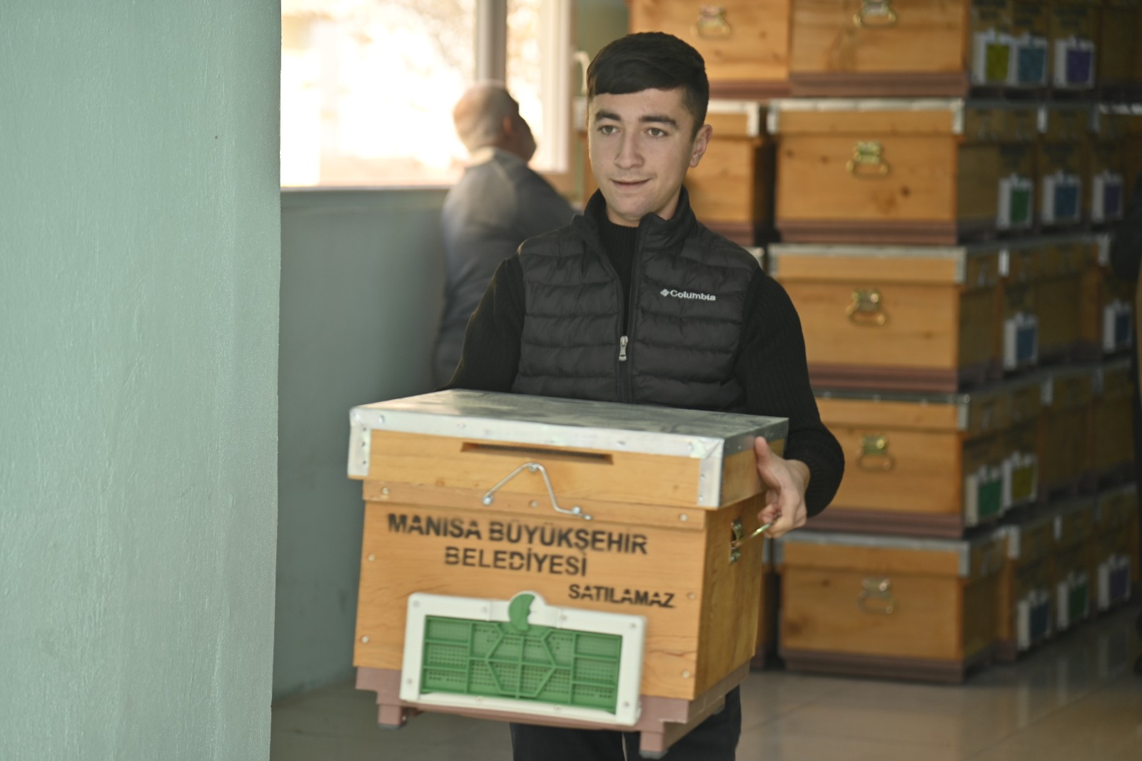 Alanya'da mahkumlar üretti; Manisa'da arıcılara dağıtıldı
