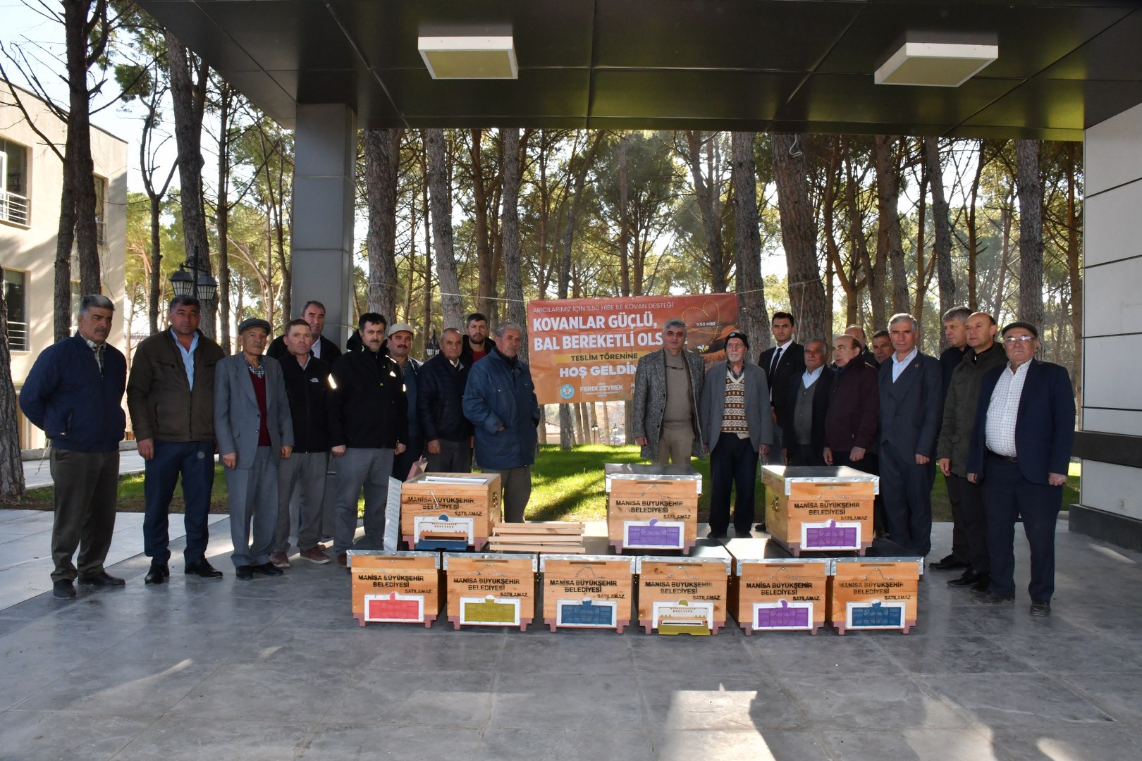 Manisa'da arıcılara 2 bin kovan desteğinde bulunuldu