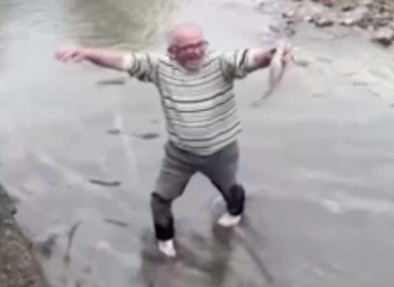 Deredeki somonu elleriyle yakaladı