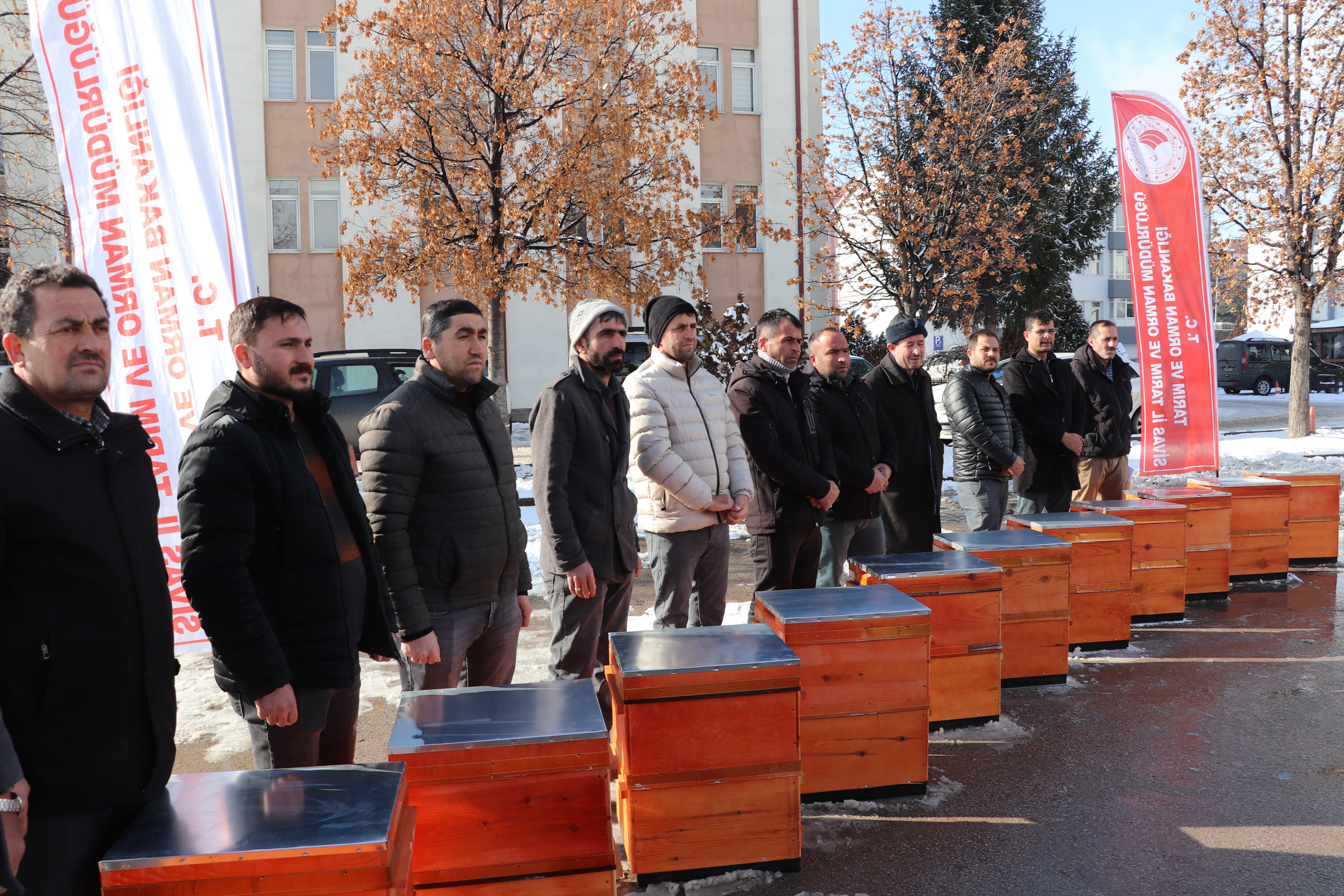 Sivas'ta 39 arıcıya 20'şer kovan dağıtıldı