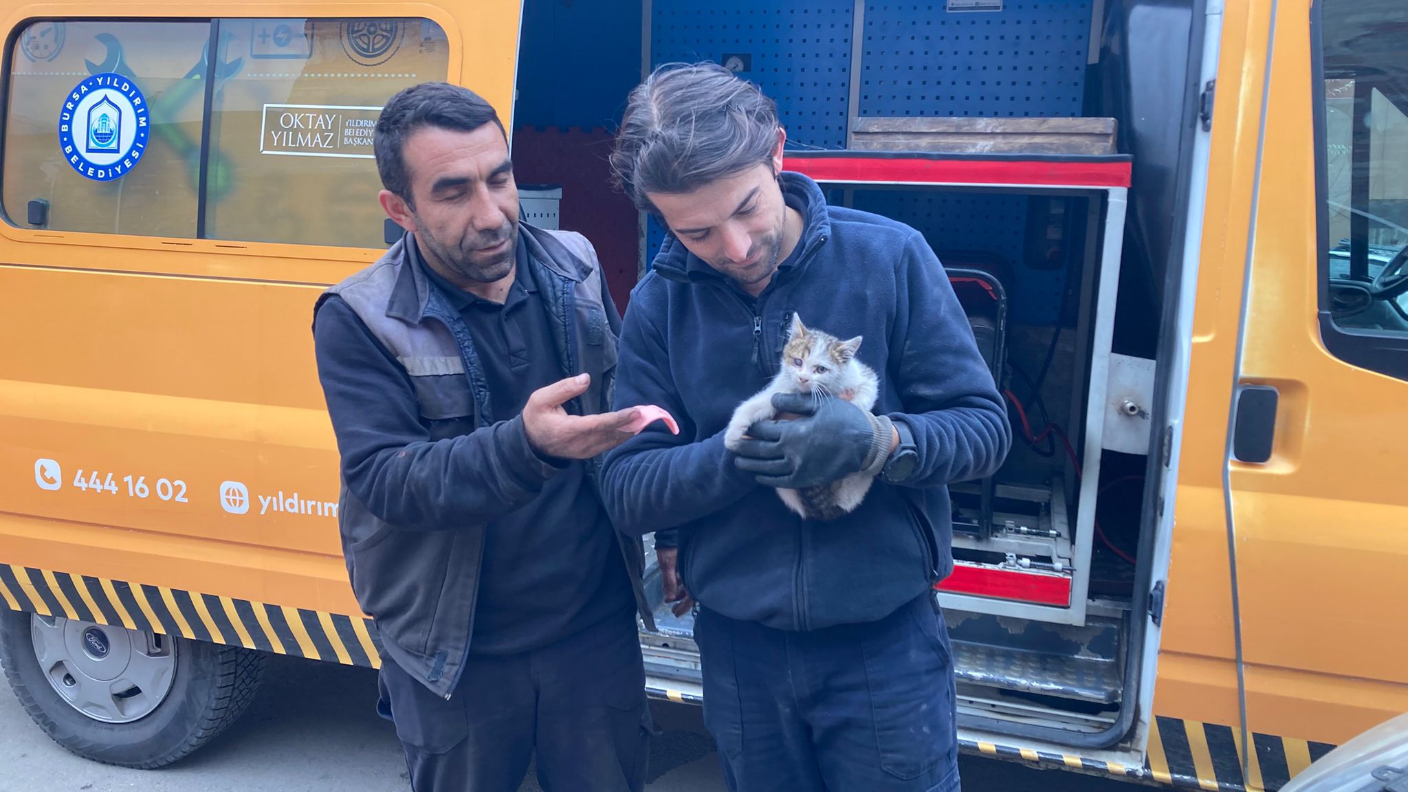 Yıldırım'da aracın motor bölümüne sıkışan kedi yavrusu kurtarıldı