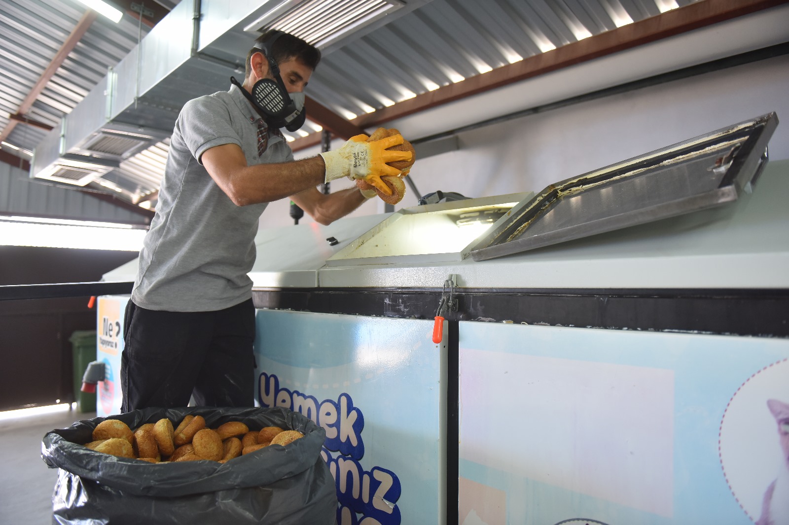 Yıldırım'da haftada 4 ton yemek atığı kedi ve köpeklere vitaminli mama oluyor