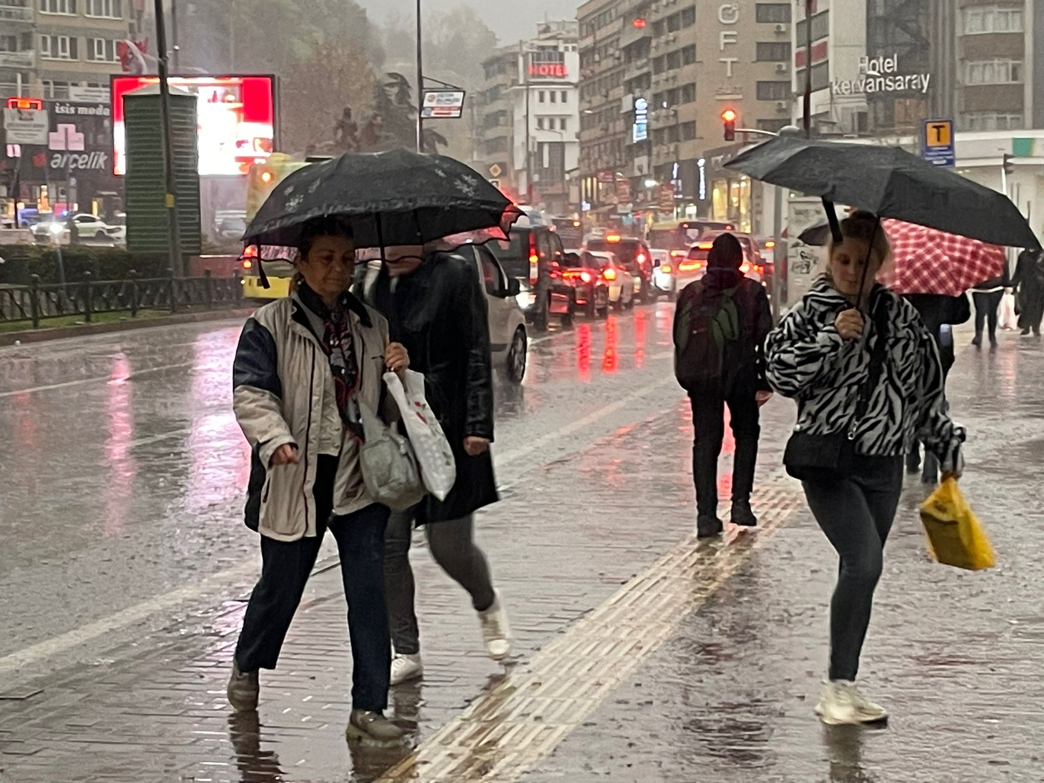 Marmara ve Ege'de yarın kuvvetli yağış bekleniyor