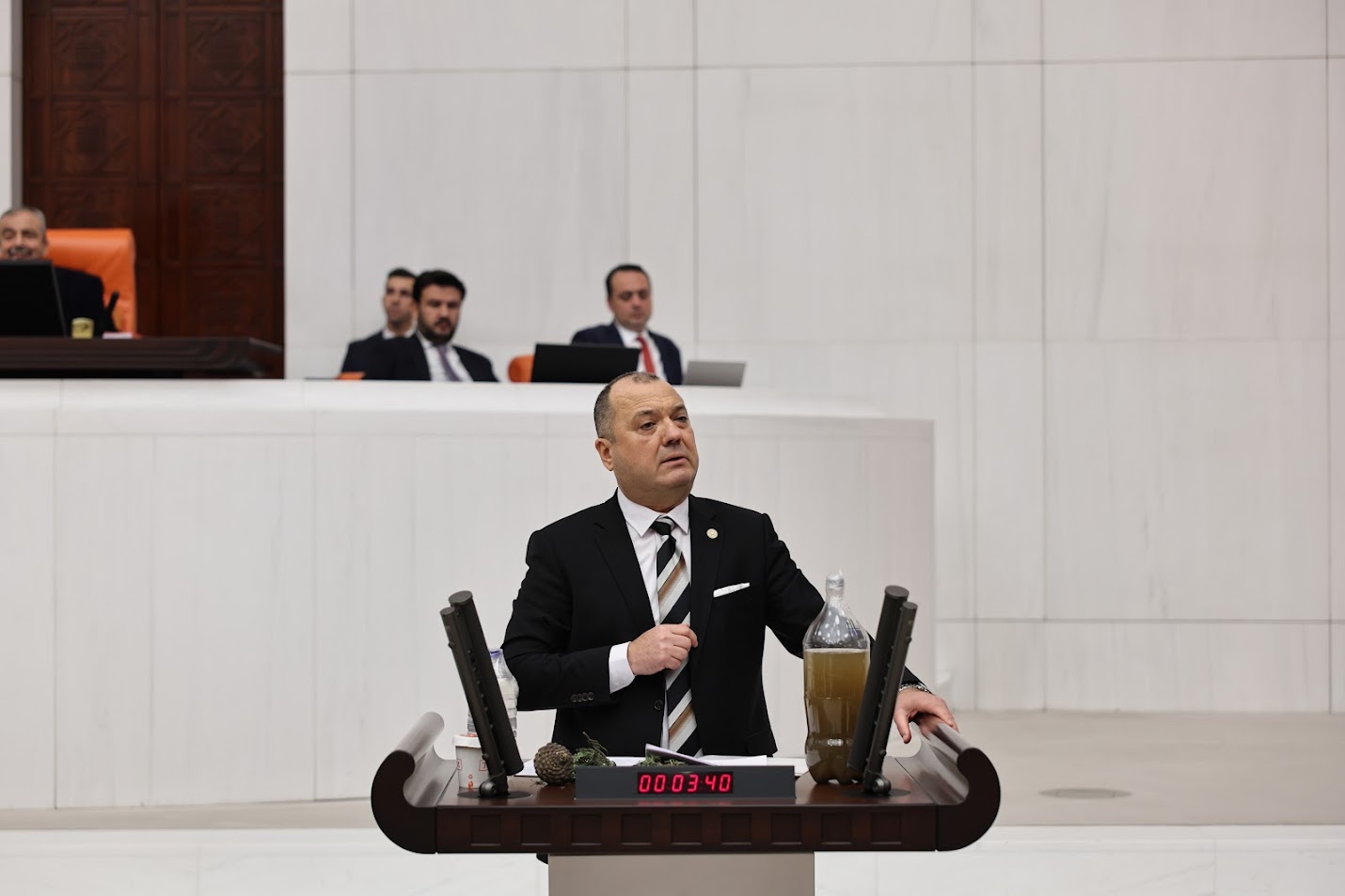 CHP'li Aygun, Meclis'te içinde kirli su olan pet şişeyle konuştu