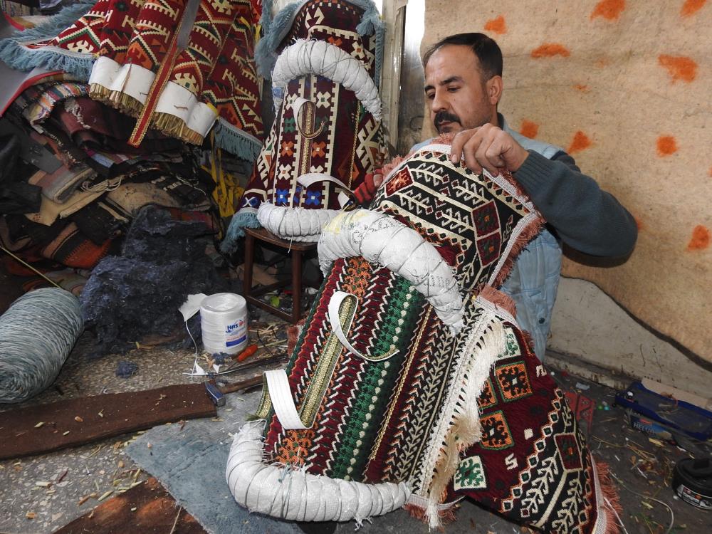 Cirit sporunun da yangınlaşmasıyla saraç ustası 81 ile eyer yapıyor