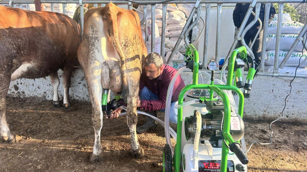 Hatay'da üreticilere süt sağım makinesi desteği yapıldı