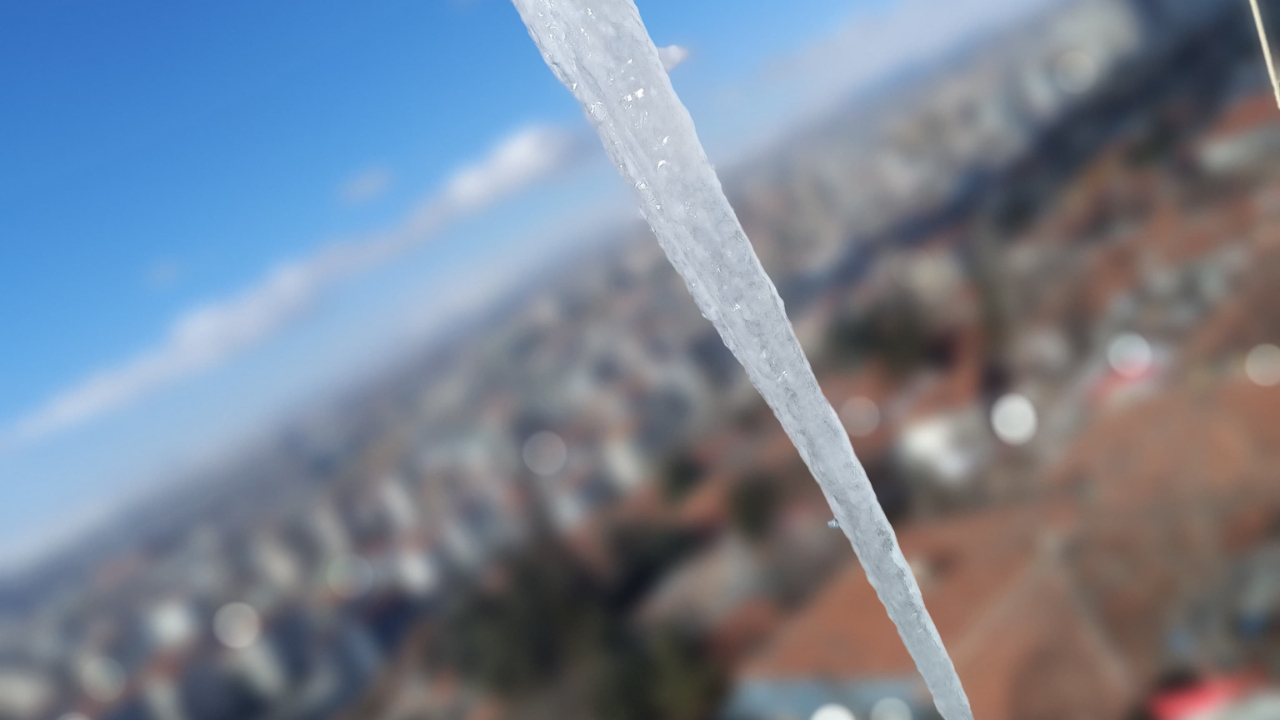 Buz sarkıtlı Ankara manzarası