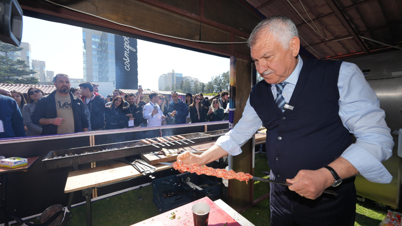 Zeydan Karalar, Antalya'da Adana kebap yaptı
