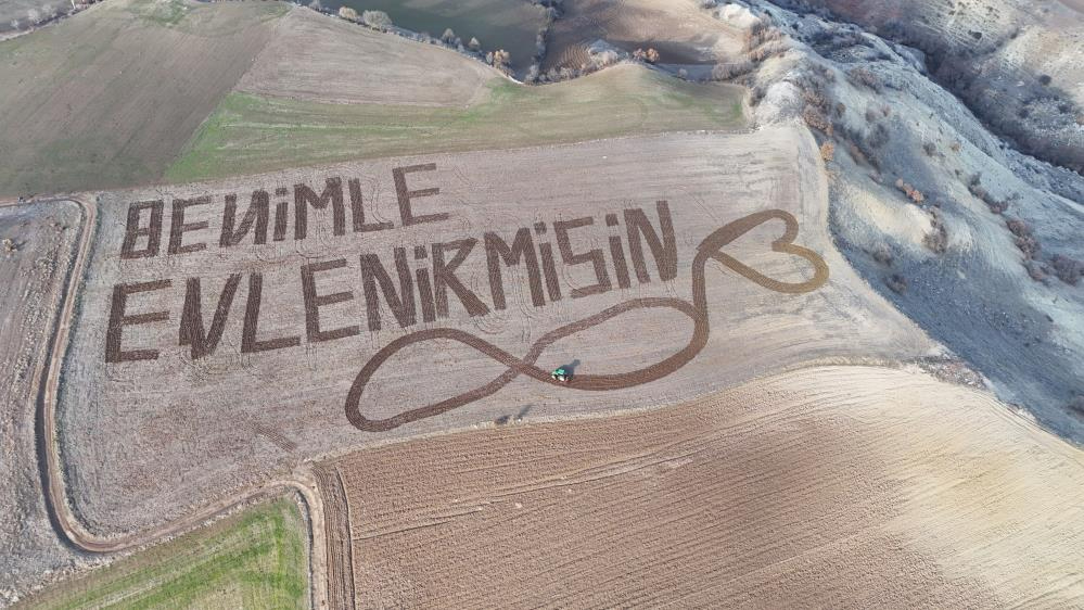 Genç çiftçi tarlaya "Benimle evlenir misin?" yazdı