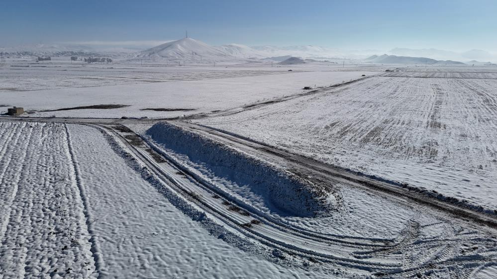 Buğday tarlalarını yorgan gibi örten kar Sivaslı çiftçileri mutlu etti