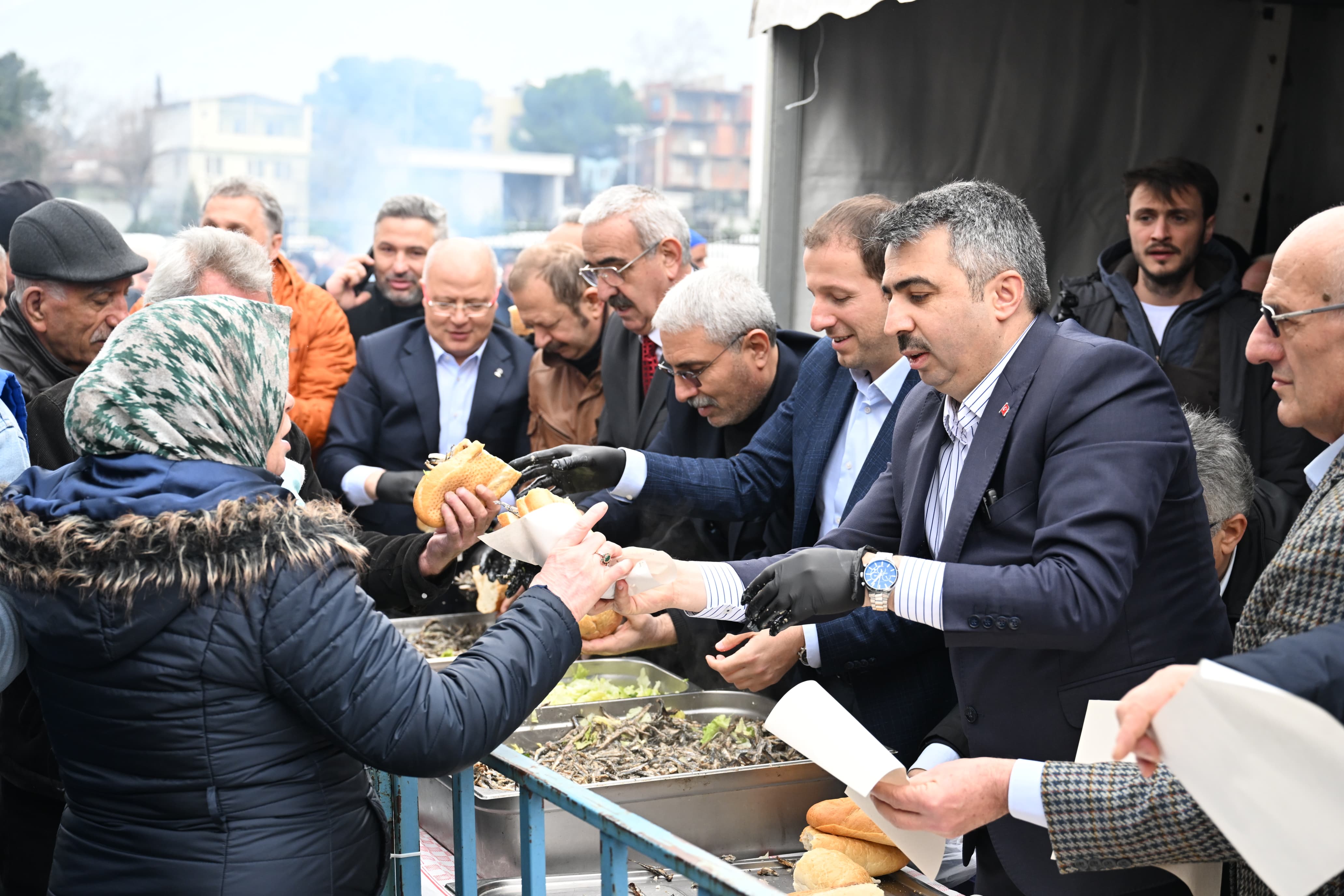 Bursa'daki festivalde bir ton hamsi dağıtıldı