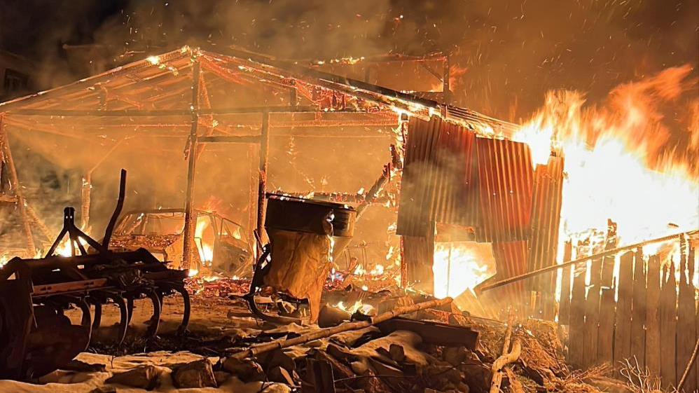 Kastamonu'da çıkan yangında otomobil ve traktör yandı