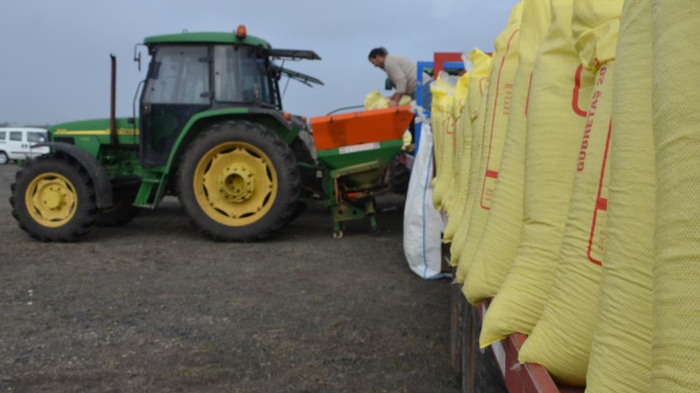 Tekirdağ'da meraya 17 ton gübre atıldı