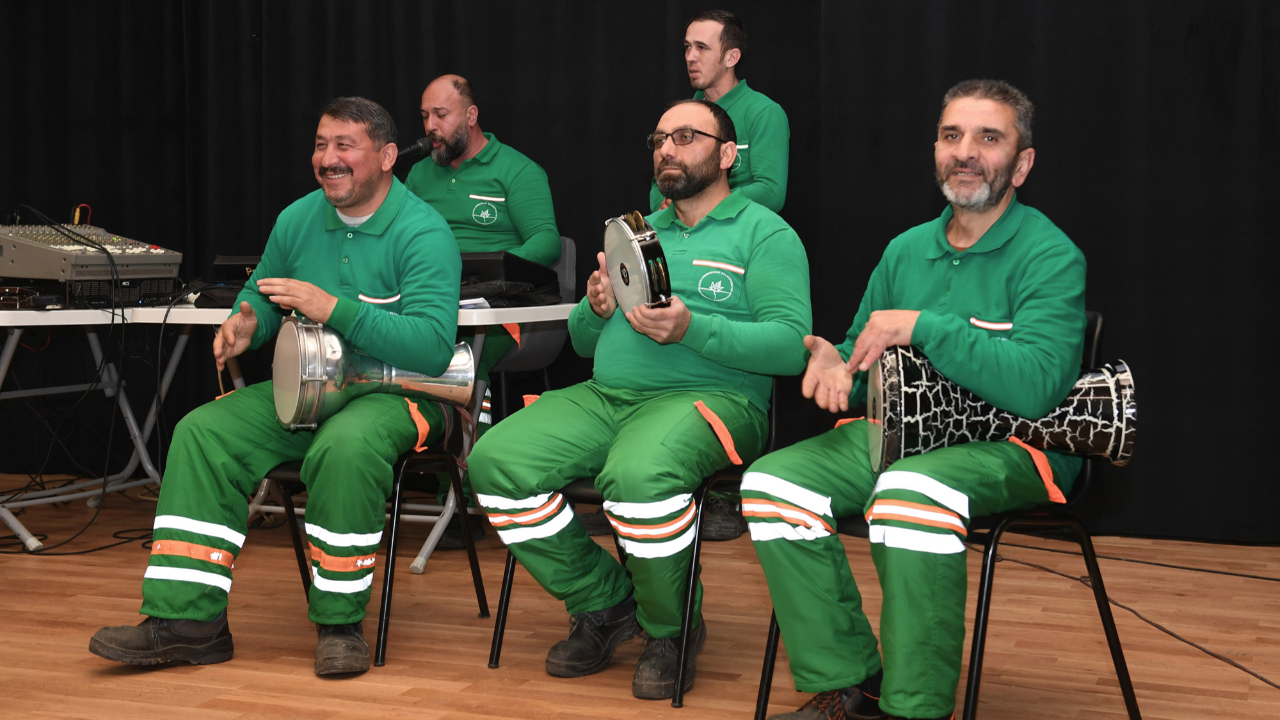 Ellerindeki süpürge ve faraşları bırakıp müzik aleti aldılar