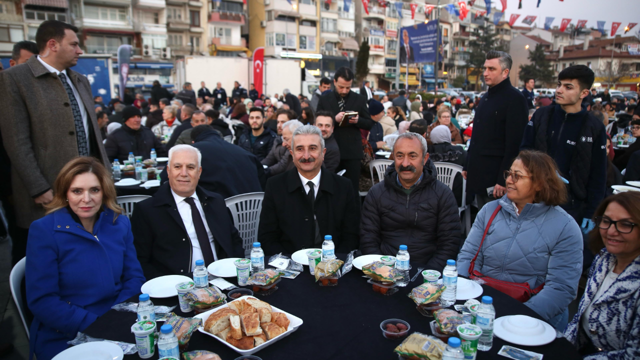 Bursa Büyükşehir'den Gemlik'te 3 bin kişilik iftar sofrası