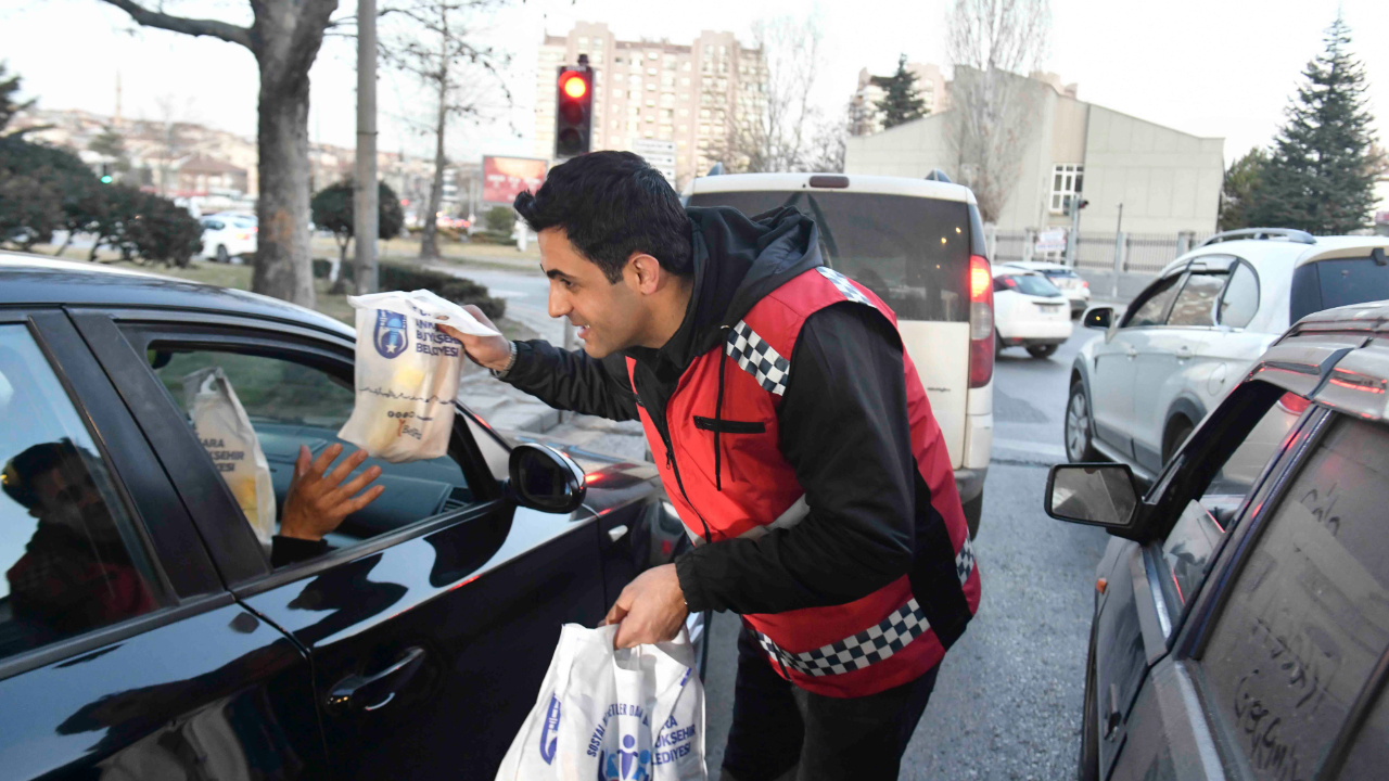 Başkentte iftara yetişemeyenlerin kumanyalarını motorkuryeler getiriyor