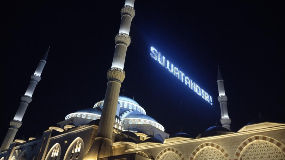 İstanbul'da Büyük Çamlıca Camisinde mahyalar su için aydınlandı