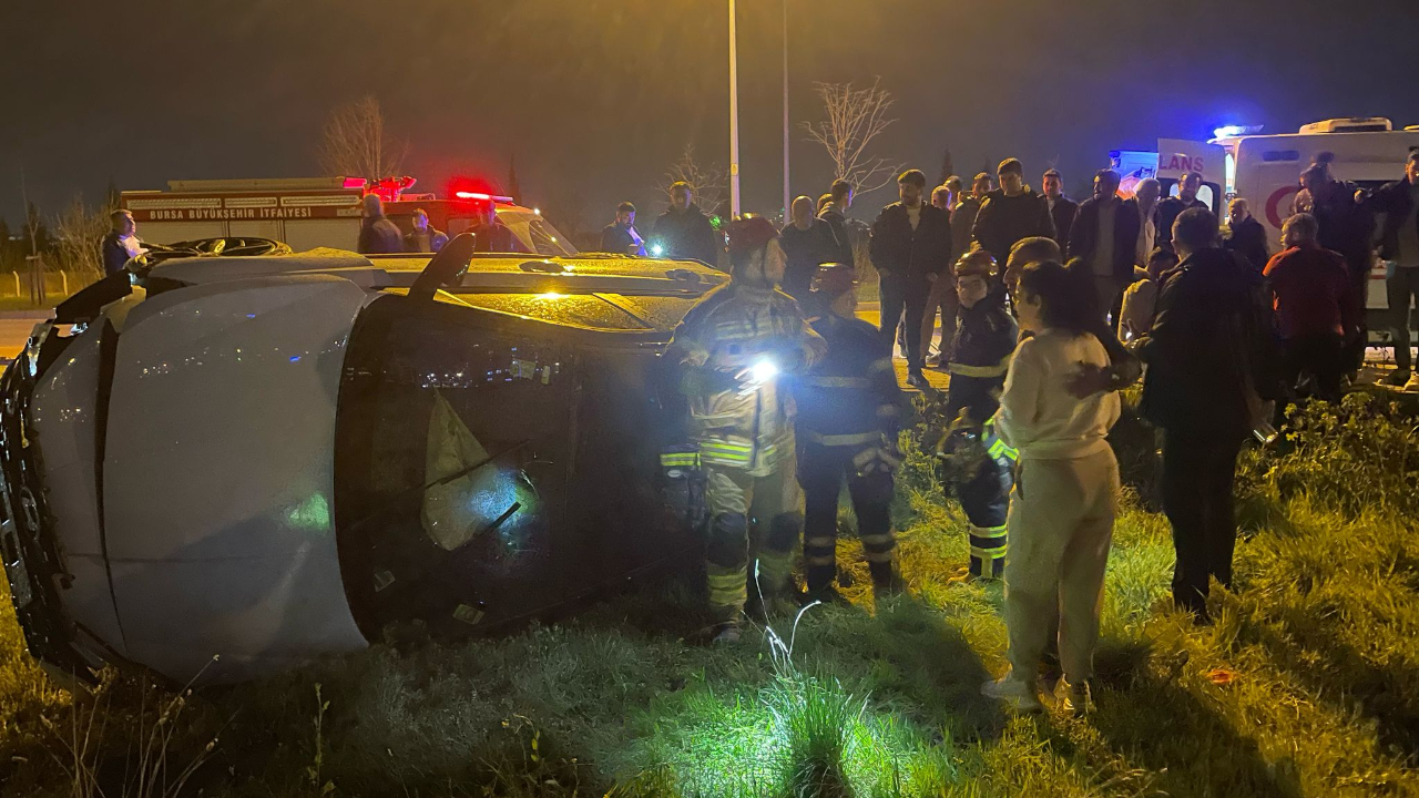 Bursa'da takla atan otomobildeki 2 genç yaralandı