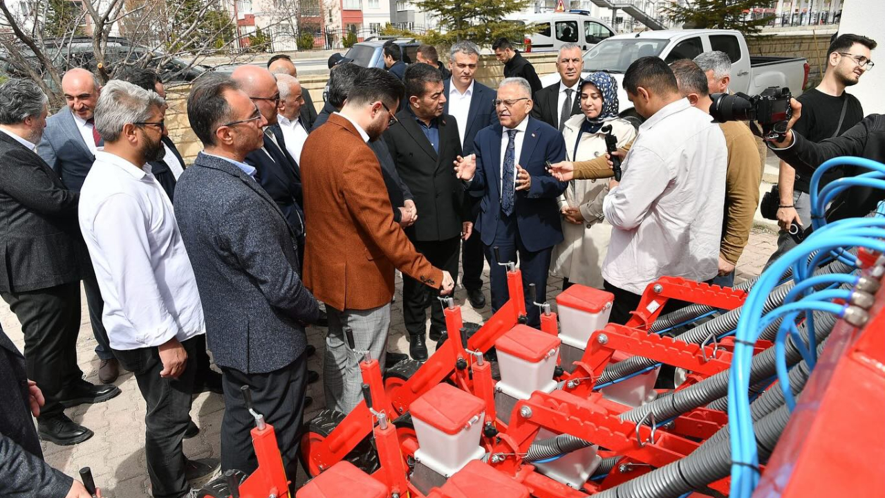Kayseri Büyükşehir'den Bünyanlı çiftçilere mibzer desteği