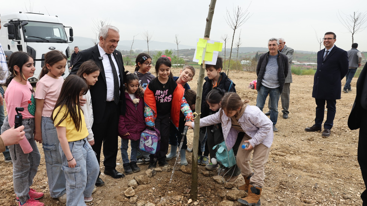 Nilüfer Belediye Başkanı Özdemir çocuklarla fidan dikti