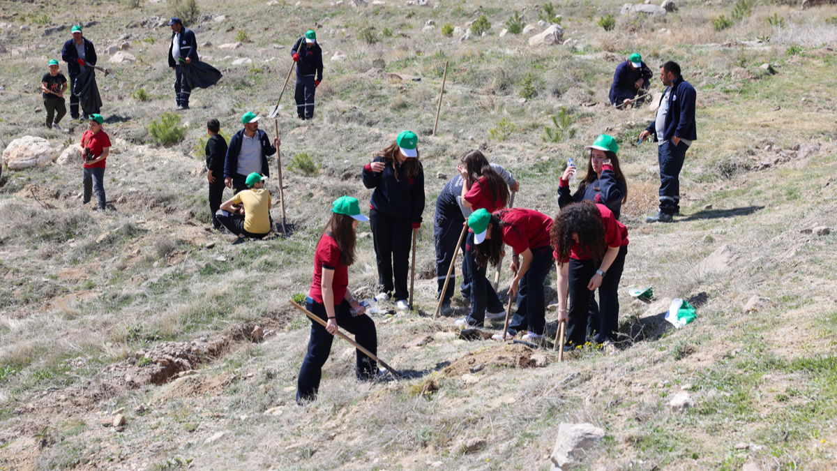 Selçuklu'da çevre gönüllüleri 2 bin fidan dikti