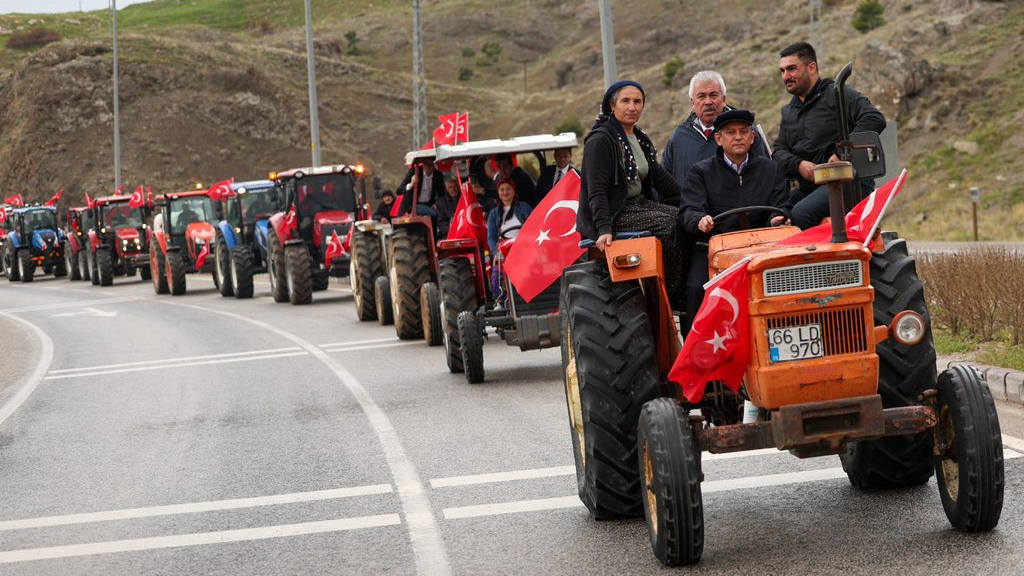 CHP Genel Başkanı Özel, Yozgat'ta mitinge traktör konvoyuyla geldi